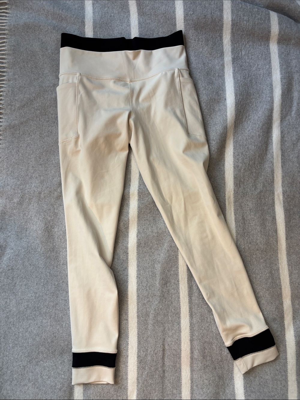 Athleta Salutation Stash Double Up Cream/Black Leggings